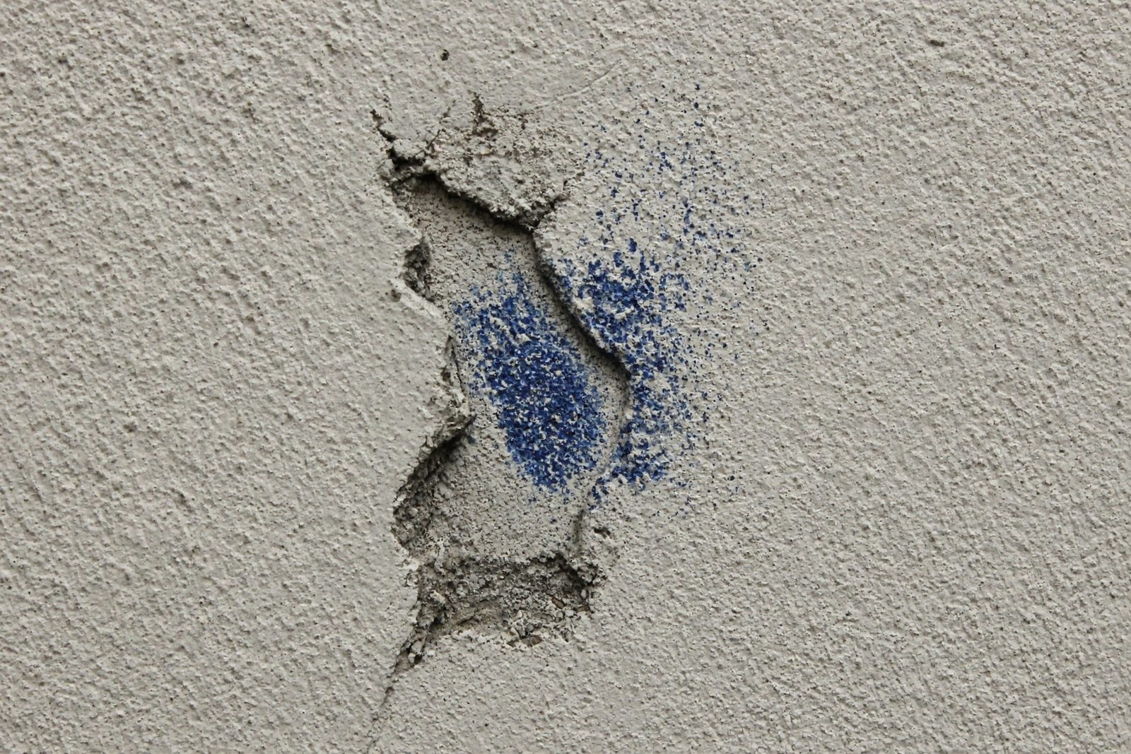 Einschaben mit sichtbarem Blauabdruck